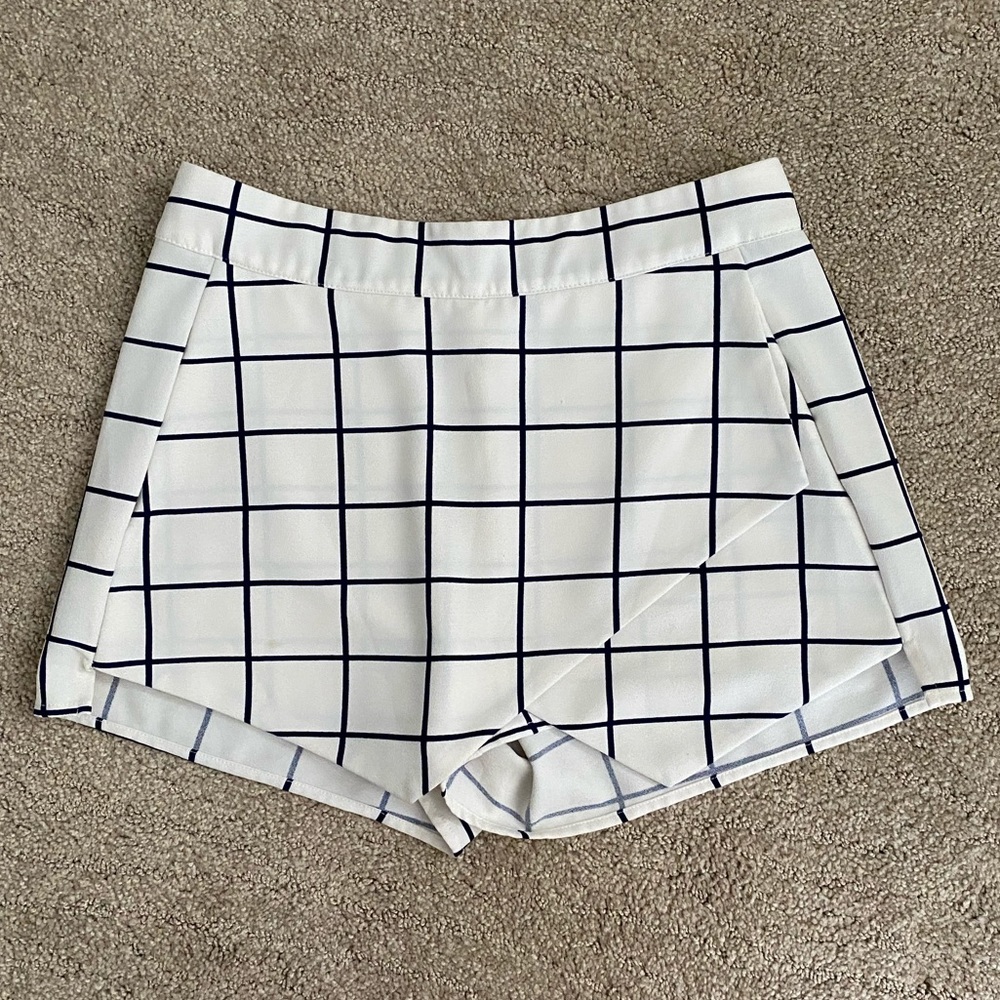 White and navy blue plaid short skorts